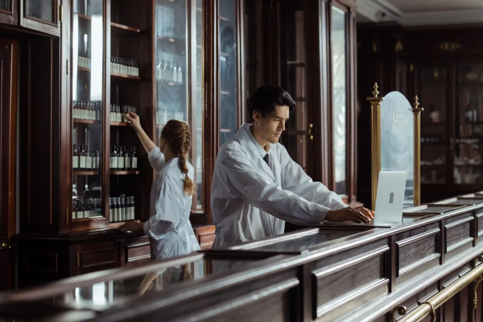 Bé sốt cao, quấy khóc — được tư vấn và dùng thuốc hạ sốt đúng liều — sau